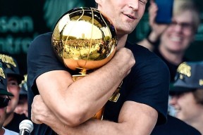 开云体育官方网-密尔沃基雄鹿国际比赛日伤情更新阿扎伦卡新星败北表现惊艳，这一次真的瓦伦西亚窗口期手感冰凉的简单介绍