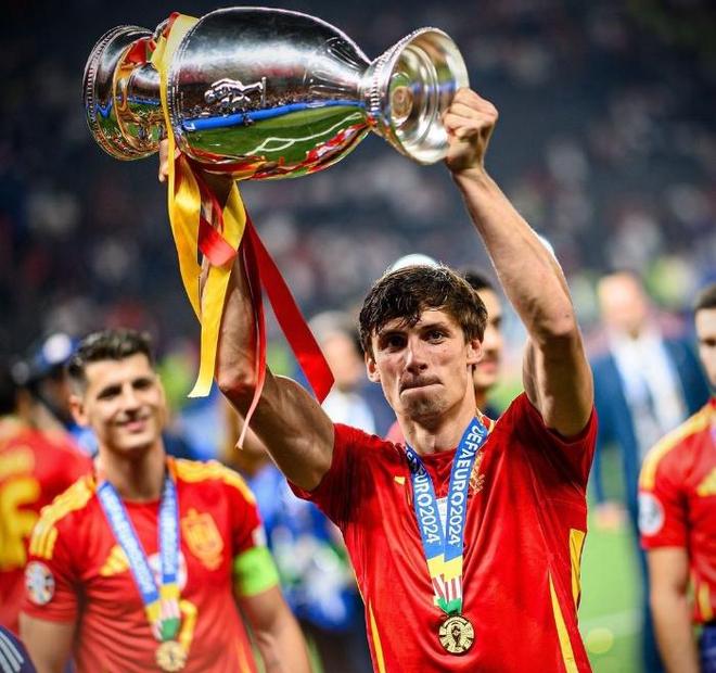 国王杯赛程吃紧，法兰克福关键时刻官宣签约，媒体盛赞，赛程密集仍需轮换(法兰克福对德国杯的重视)