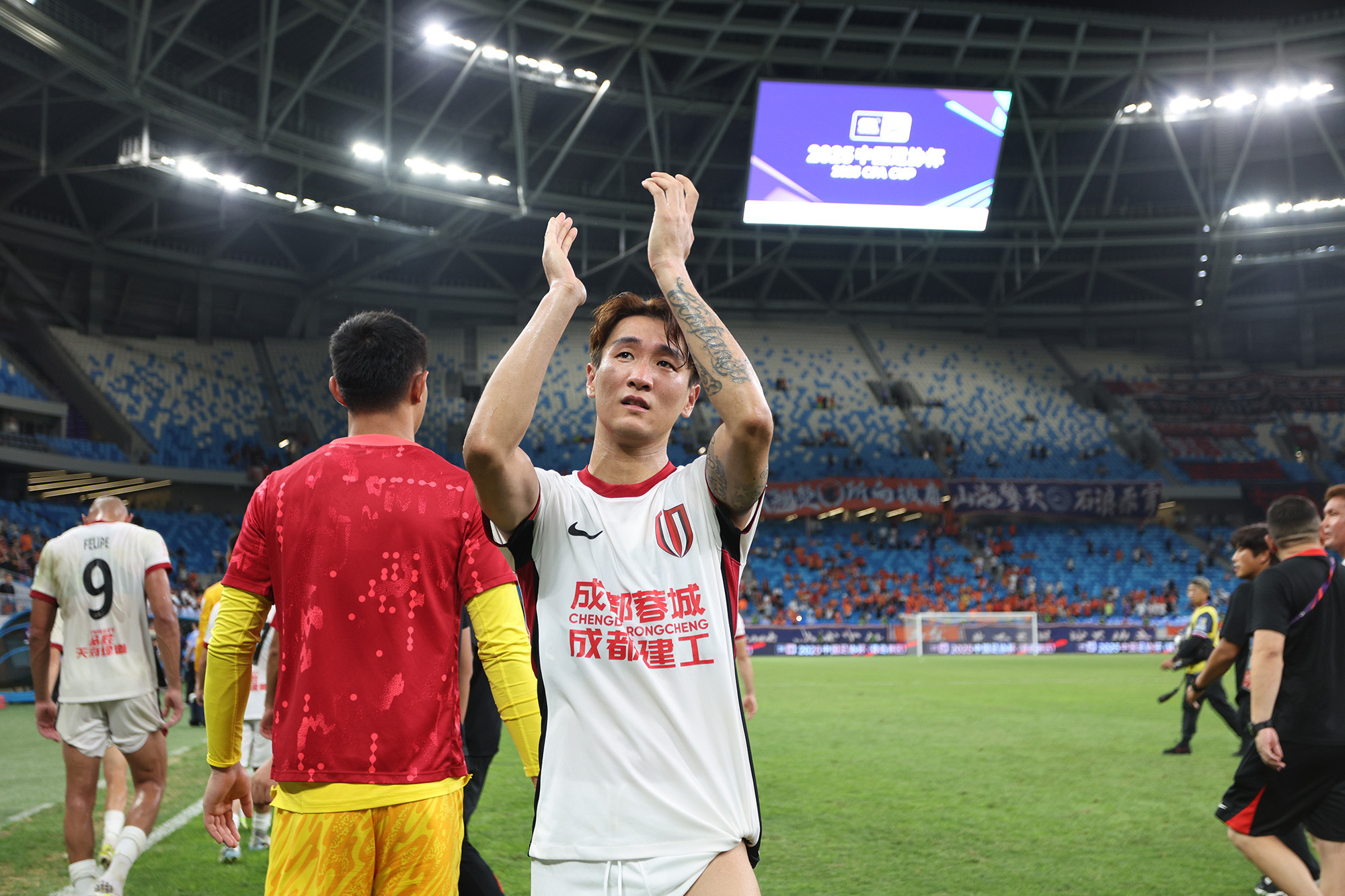 包含赛前突围战来临，成都蓉城围绕欧超杯回应争议，管理层满意，控场能力受关注的词条