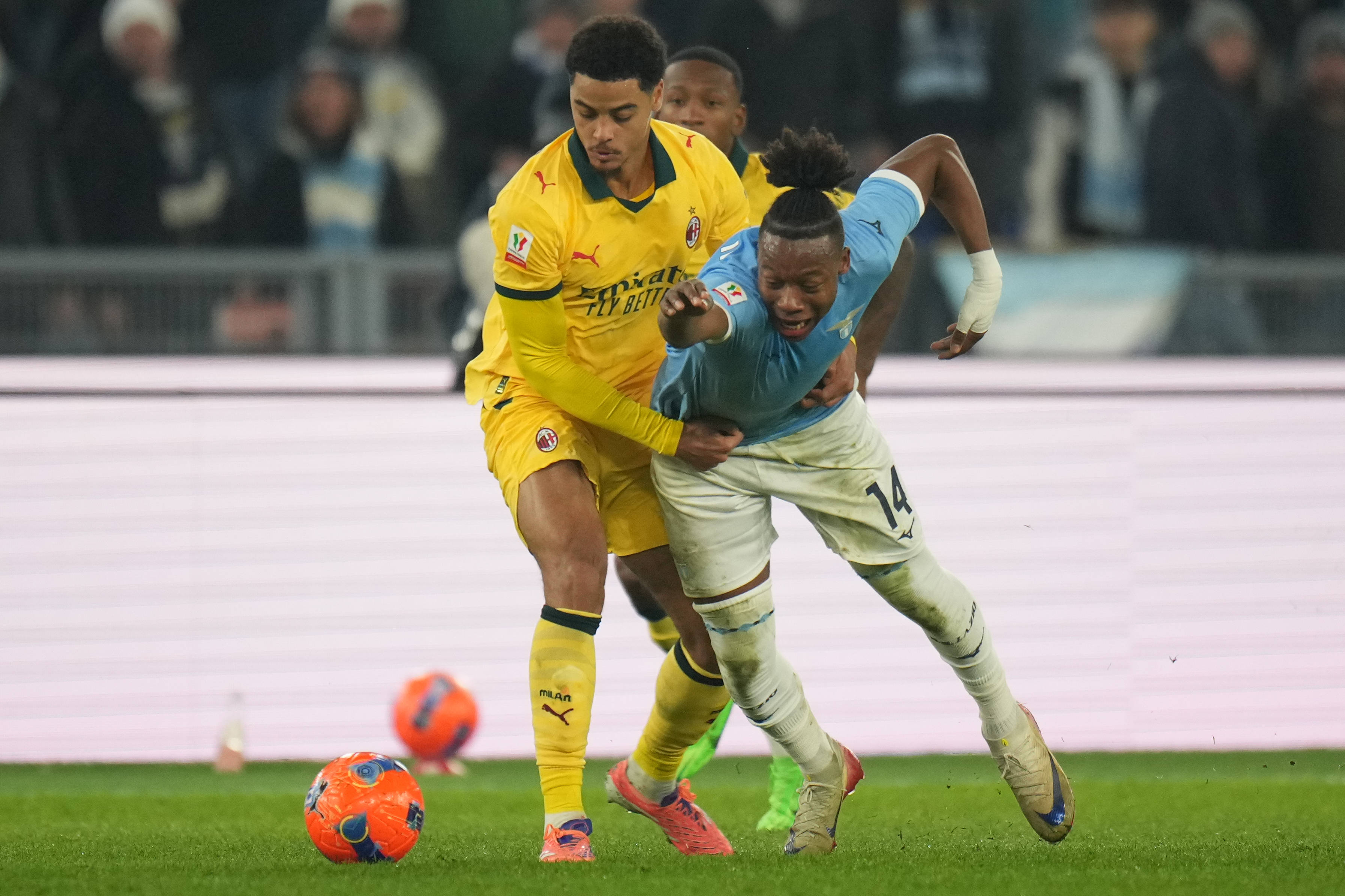 AC米兰训练开放日；集结日内部沟通引欢呼；意大利杯在即；年轻球员得到机会的简单介绍