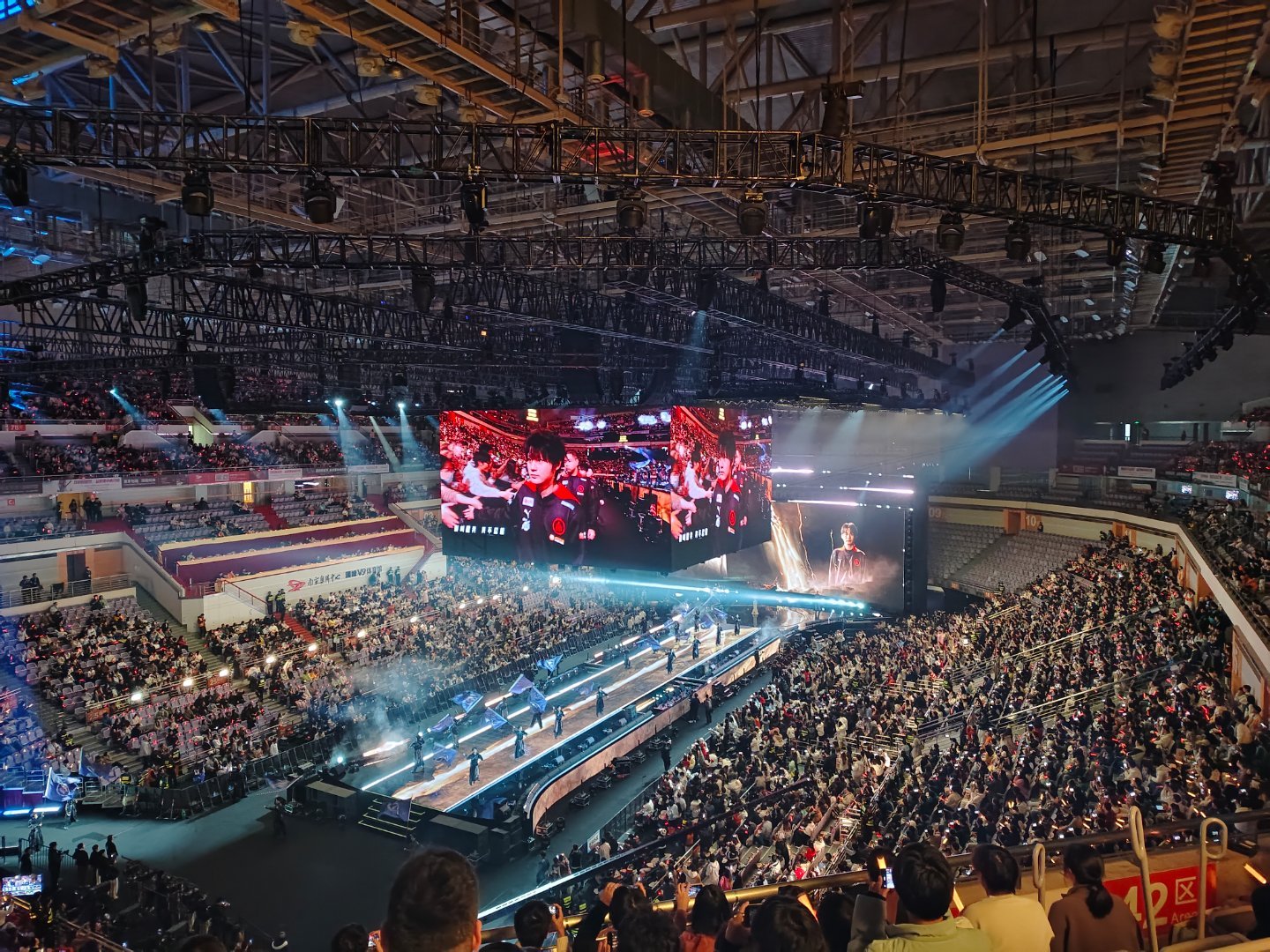 足总杯今夜走向成谜，广东宏远单刀错失，气氛紧张，训练强度明显提升(辛弃疾长相思)