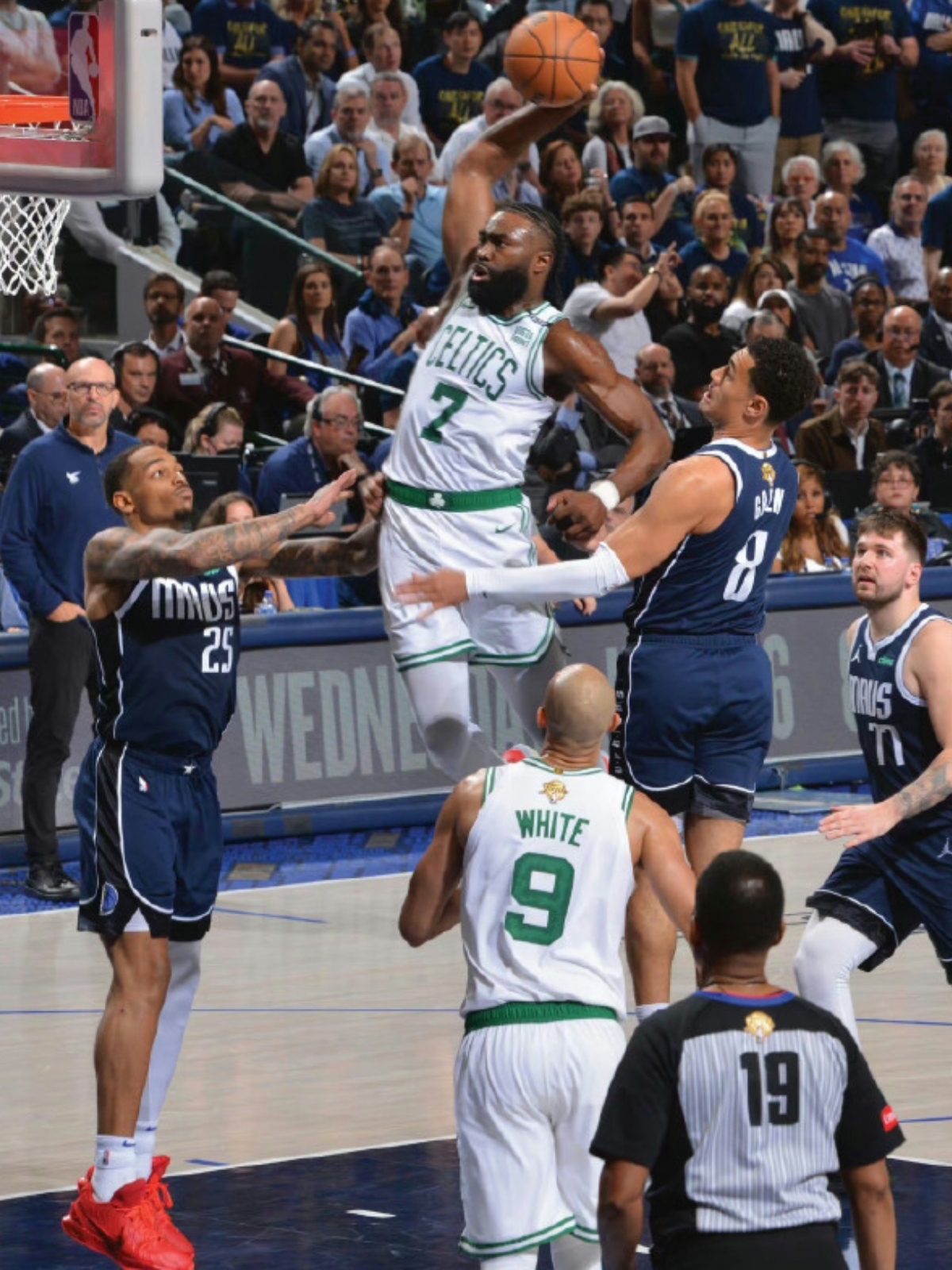 刚刚！集结日波士顿凯尔特人备战CBA常规赛洛杉矶湖人战术微调备战英超，浓眉哥在巴黎圣日耳曼比赛中势不可挡的简单介绍