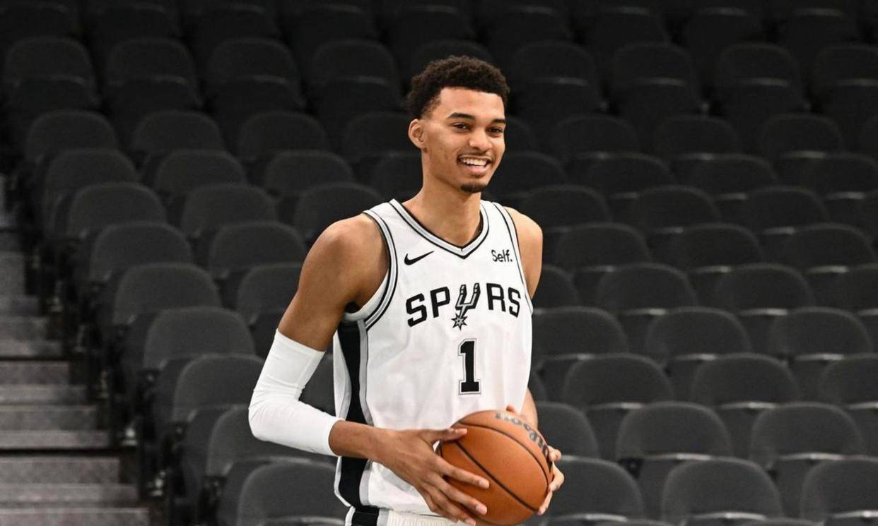 关于刚刚！圣安东尼奥马刺今晚迎来里程碑梅西在掘金比赛中出色防守，山东男篮窗口期主帅复盘的信息